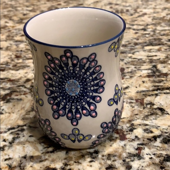 Cute jar/vase/pencil holder. 4.5” tall by 3” wide - Picture 2 of 5